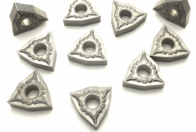 比較金屬刀片與陶瓷刀片的特點，探討后者的優點